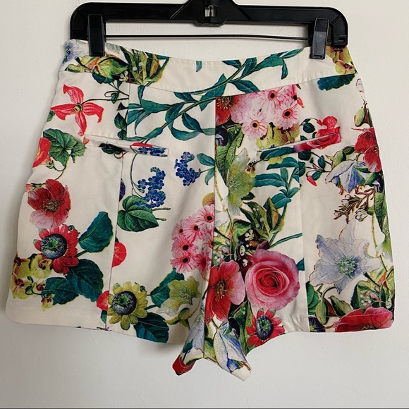 Banana USA, High Waisted Floral Shorts. Size: Small - Picture 3 of 8